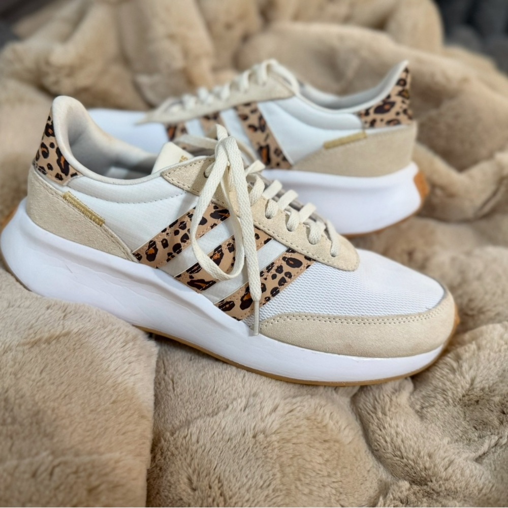 Adidas Cheetah striped sneakers Size 9 1/2!